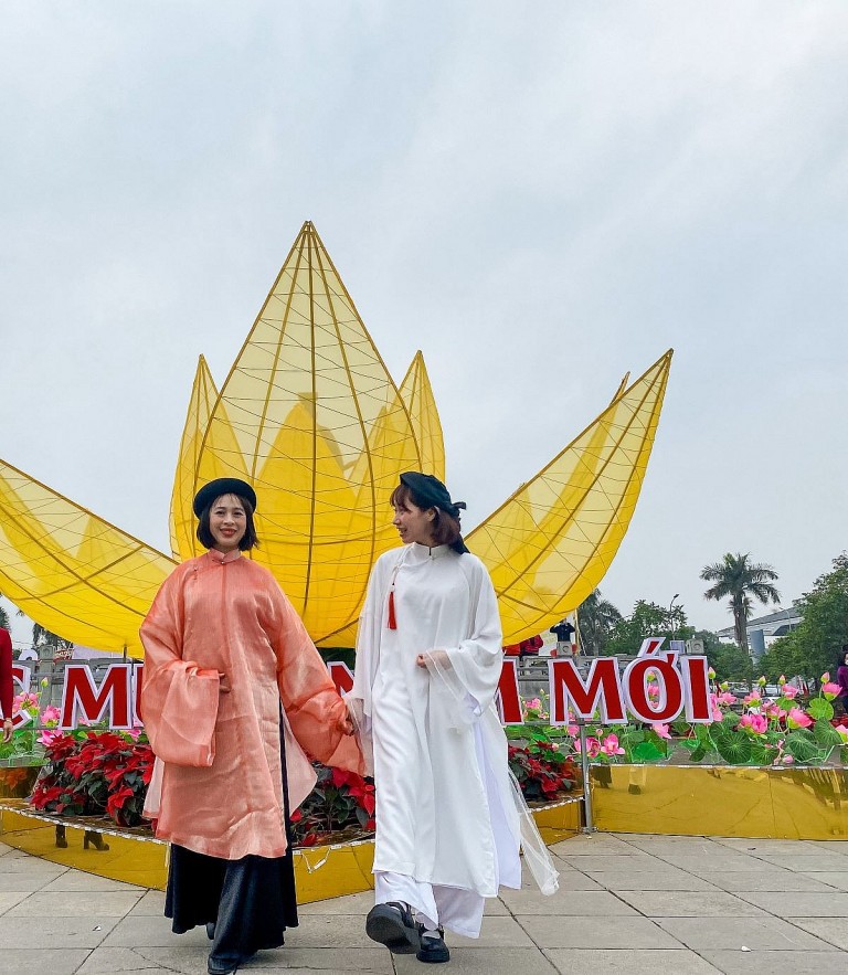 Vietnamese Girl Promotes Traditional Clothes in Korea Vietnamese Girl Promotes Traditional Clothes in Korea