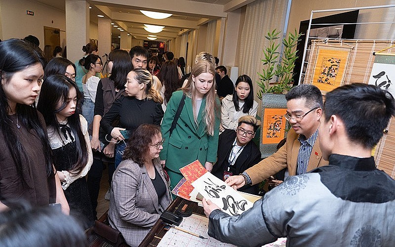 Promoting Vietnamese Culture to The World Promoting Vietnamese Culture to The World