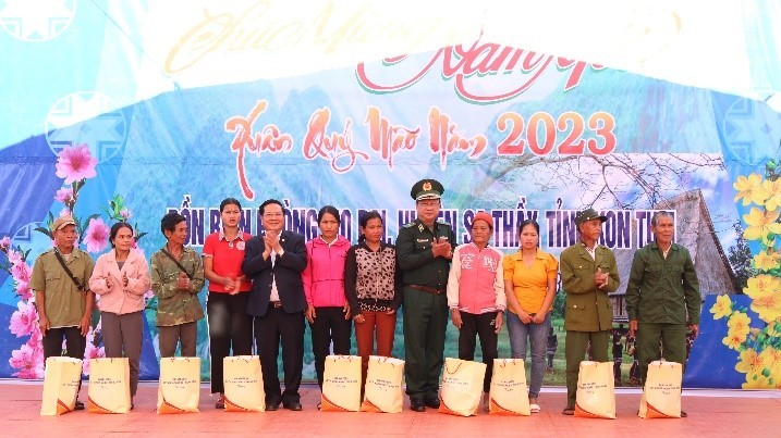 Kon Tum chăm lo cho gần 32.000 đối tượng, hộ gia đình trong dịp Tết Nguyên đán 2023 Kon Tum chăm lo cho gần 32.000 đối tượng, hộ gia đình trong dịp Tết Nguyên đán 2023