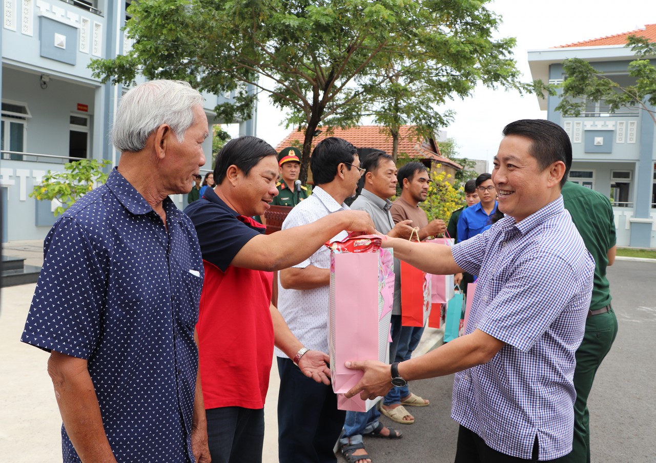 Ông Huỳnh Sơn Tuấn, Bí thư Huyện ủy Long Điền tặng quà đến các ngư dân tại buổi họp mặt. (Ảnh: BÁo Bà Rịa Vũng Tàu) Ông Huỳnh Sơn Tuấn, Bí thư Huyện ủy Long Điền tặng quà đến các ngư dân tại buổi họp mặt. (Ảnh: BÁo Bà Rịa Vũng Tàu)