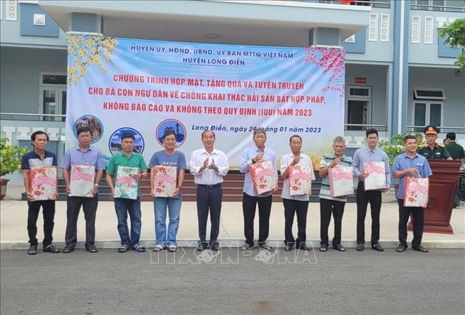 Ông Lâm Văn Hồng, Chủ tịch UBND huyện Long Điền tặng quà cho ngư dân. Ông Lâm Văn Hồng, Chủ tịch UBND huyện Long Điền tặng quà cho ngư dân.