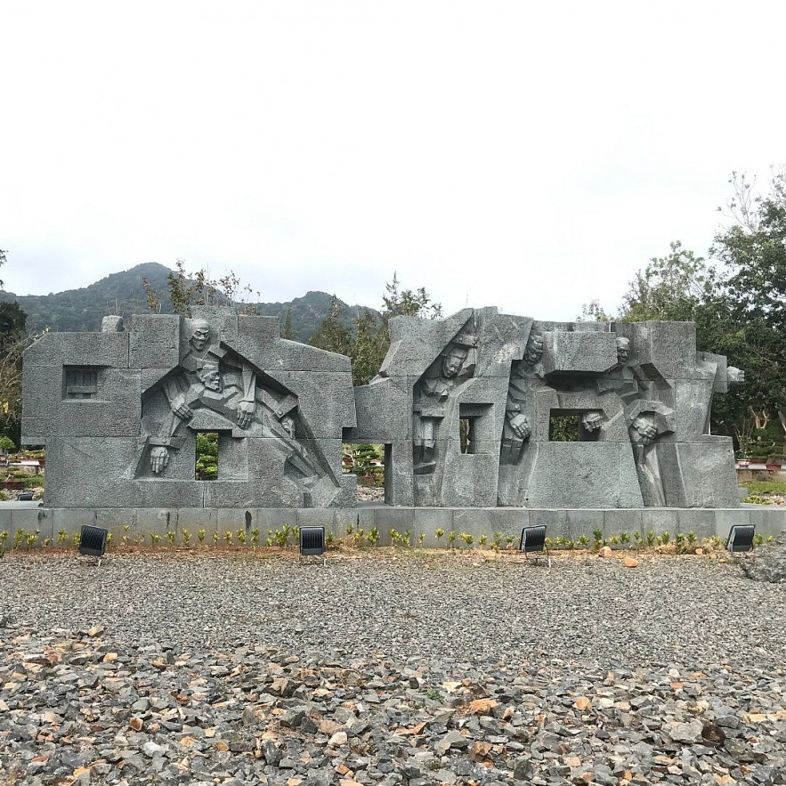 A statue in Hang Duong Cemetery, remembering the tortured lives of Con Dao's prisoners. Photo by Thuy Hang. A statue in Hang Duong Cemetery, remembering the tortured lives of Con Dao's prisoners. Photo by Thuy Hang.