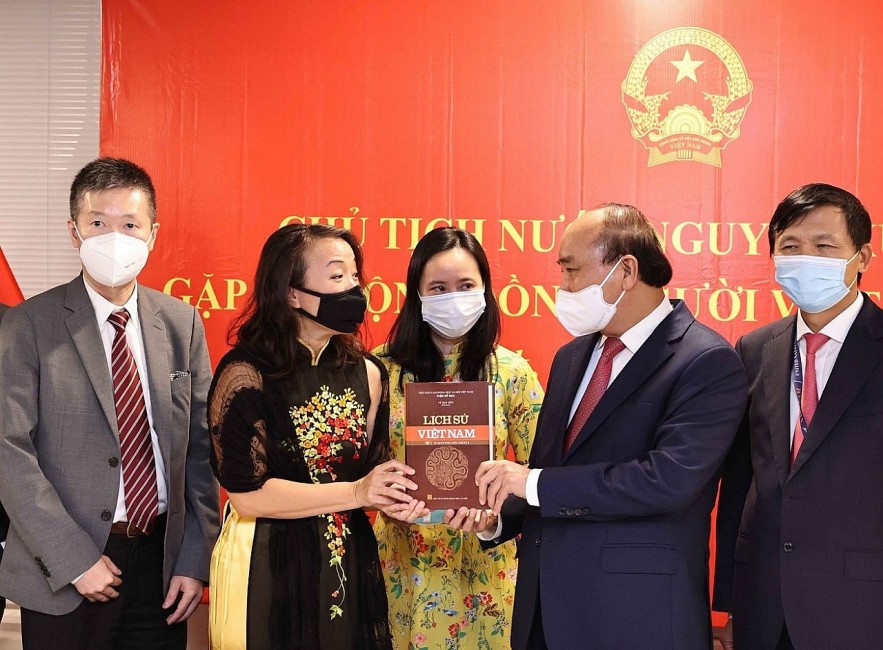 In September 2021, President Nguyen Xuan Phuc presented a 15-volume set of Vietnamese history books to Professor Nguyen Thi Lien Hang and Vietnam Studies at Columbia University, New York. Photo: Thanh Nien In September 2021, President Nguyen Xuan Phuc presented a 15-volume set of Vietnamese history books to Professor Nguyen Thi Lien Hang and Vietnam Studies at Columbia University, New York. Photo: Thanh Nien