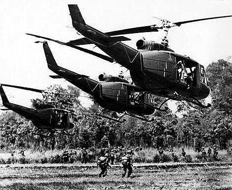 Fear of being shot, many UH pilots forced soldiers to jump from a height of more than 2 meters. Fear of being shot, many UH pilots forced soldiers to jump from a height of more than 2 meters.