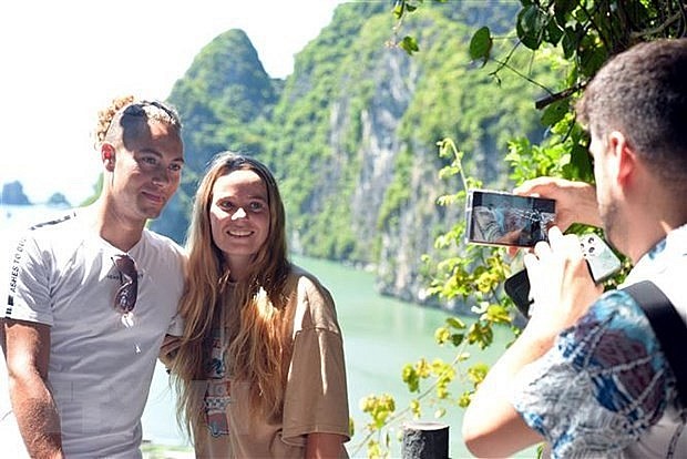 Foreign tourists pose for pictures at Ha Long Bay in the northeastern of Quang Ninh. (Photo: VNA) Foreign tourists pose for pictures at Ha Long Bay in the northeastern of Quang Ninh. (Photo: VNA)
