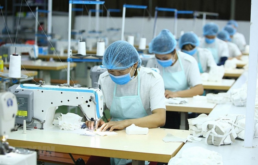 Local employees work at a clothing facility. (Photo: VNA) Local employees work at a clothing facility. (Photo: VNA)