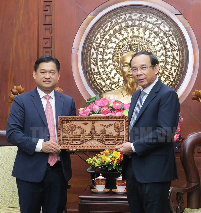 Bí thư Thành ủy TPHCM Nguyễn Văn Nên tiếp Tổng lãnh sự Campuchia tại TPHCM Sok Dareth chào từ biệt. (Ảnh: thanhuytphcm.vn) Bí thư Thành ủy TPHCM Nguyễn Văn Nên tiếp Tổng lãnh sự Campuchia tại TPHCM Sok Dareth chào từ biệt. (Ảnh: thanhuytphcm.vn)