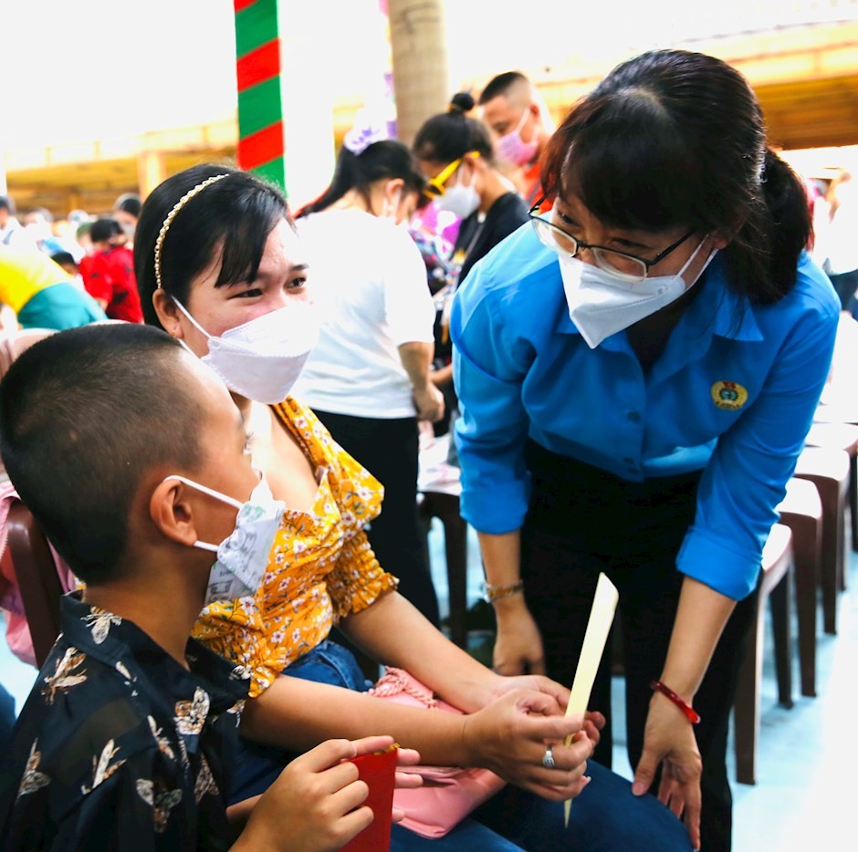 Chủ tịch Liên đoàn Lao động TP Trần Thị Diệu Thúy trao quà Tết cho công nhân lao động không có điều kiện về quê đón Tết. (Ảnh minh họa) Chủ tịch Liên đoàn Lao động TP Trần Thị Diệu Thúy trao quà Tết cho công nhân lao động không có điều kiện về quê đón Tết. (Ảnh minh họa)