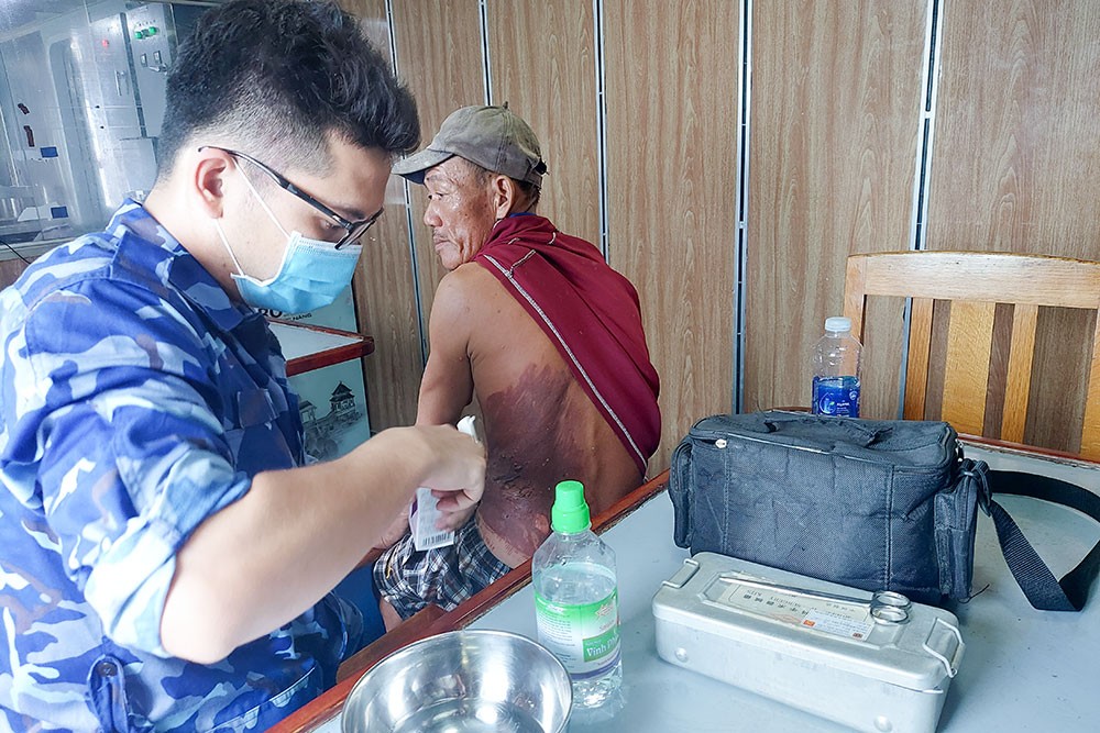 Cán bộ Quân y trên Tàu CSB 4035 khử trùng vết thương cho nạn nhân. (Ảnh: Cán bộ Quân y trên Tàu CSB 4035 khử trùng vết thương cho nạn nhân. (Ảnh:
