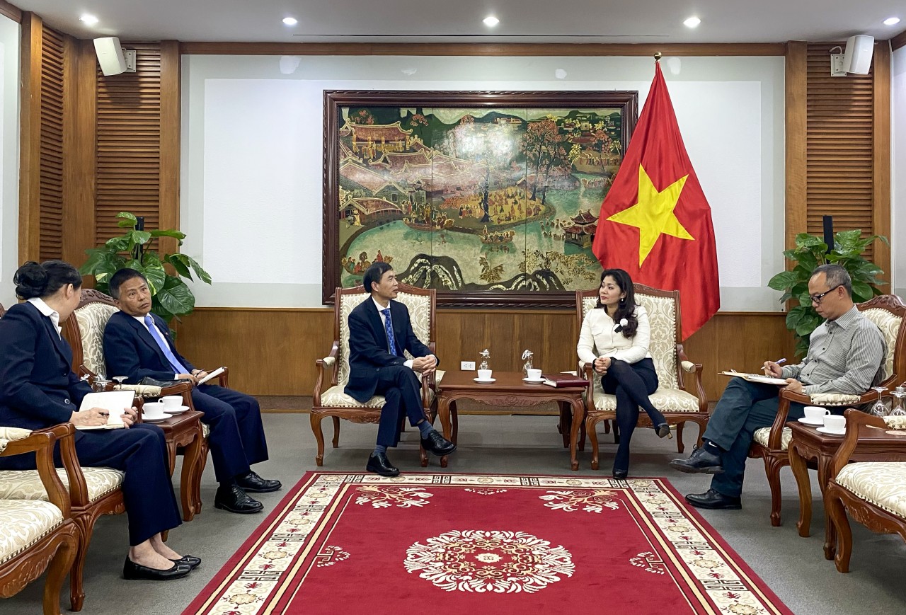 Bà Nguyễn Phương Hòa Cục trưởng Cục Hợp tác quốc tế có buổi làm việc với ông Bành Thế Đoàn, Tham tán Văn hóa Đại sứ quán Trung Quốc tại Việt Nam (Ảnh: icd.gov.vn).