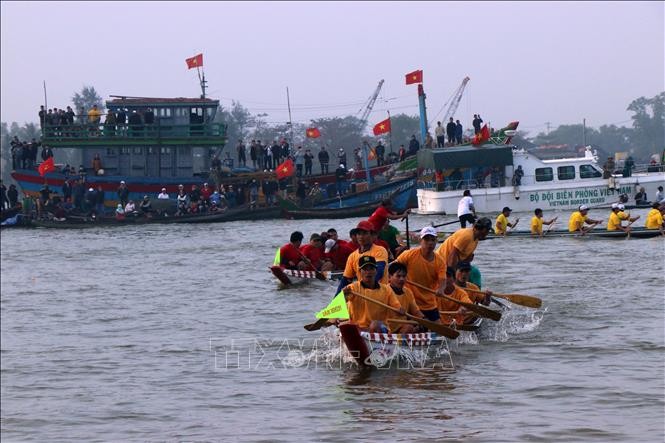 Hàng ngàn ngư dân Huế tham gia Lễ hội Cầu ngư đầu năm Hàng ngàn ngư dân Huế tham gia Lễ hội Cầu ngư đầu năm