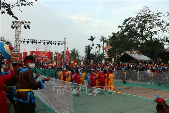 Hàng ngàn ngư dân Huế tham gia Lễ hội Cầu ngư đầu năm Hàng ngàn ngư dân Huế tham gia Lễ hội Cầu ngư đầu năm