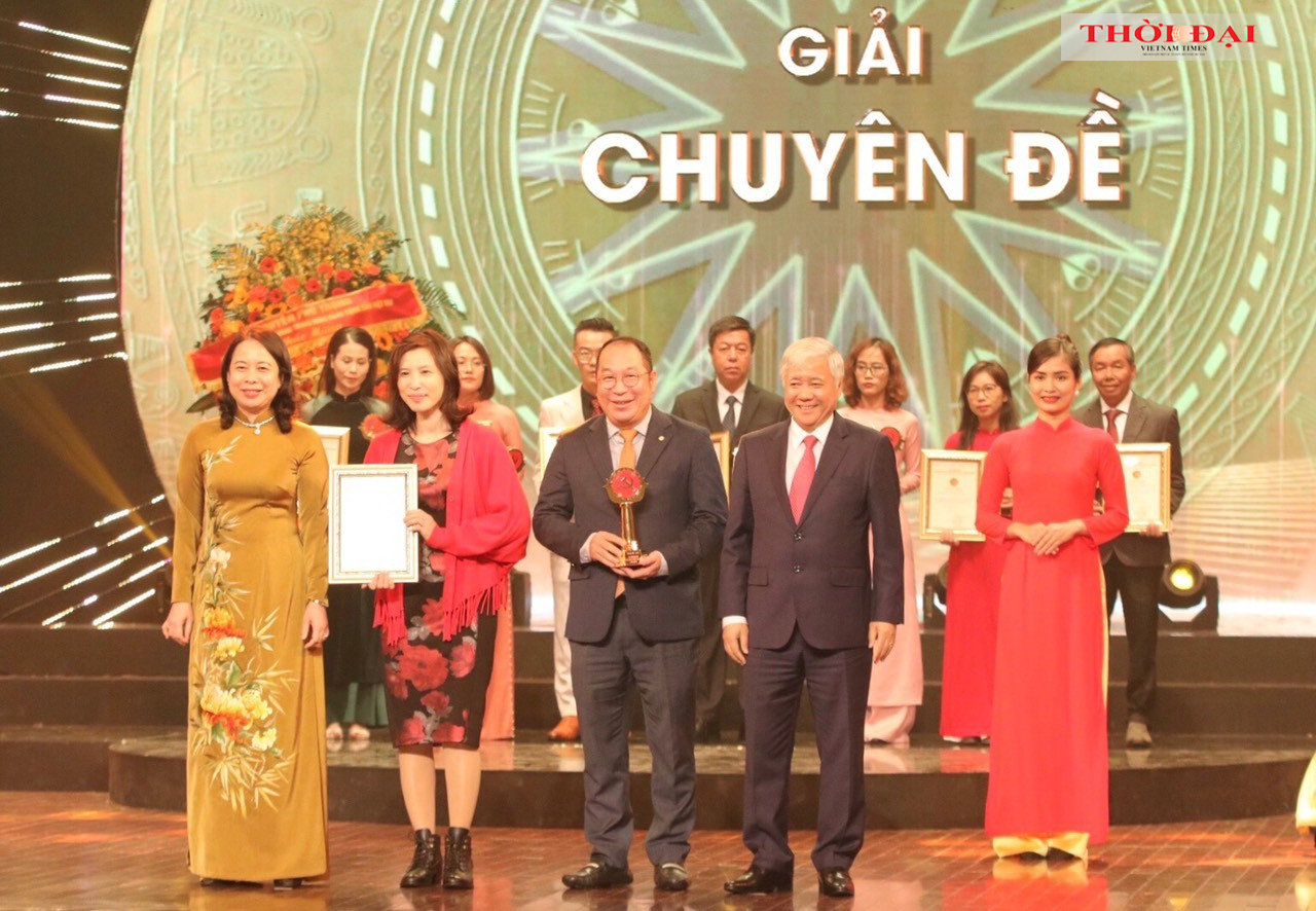 Quyền Chủ tịch nước Võ Thị Ánh Xuân, Chủ tịch Ủy ban Trung ương Mặt trận tổ quốc Đỗ Văn Chiến trao giải Chuyên đề Tác phẩm xuất sắc của tác giả là người Việt Nam ở nước ngoài cho nhóm tác giả ông Steve Bùi, Việt kiều tại Nhật Bản và bà Ngô Phẩm Trân, Việt kiều tại Đài Loan, tạp chí Thời Đại. (Ảnh: Thu Hà). Quyền Chủ tịch nước Võ Thị Ánh Xuân, Chủ tịch Ủy ban Trung ương Mặt trận tổ quốc Đỗ Văn Chiến trao giải Chuyên đề Tác phẩm xuất sắc của tác giả là người Việt Nam ở nước ngoài cho nhóm tác giả ông Steve Bùi, Việt kiều tại Nhật Bản và bà Ngô Phẩm Trân, Việt