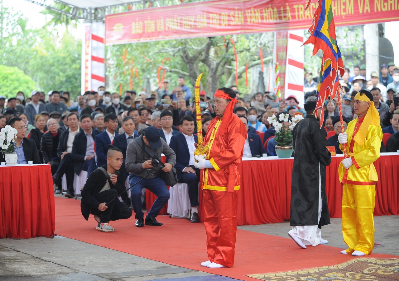 Độc đáo Lễ hội Minh Thề và lời thề không tham nhũng Lễ hội thề không tham nhũng được tổ chức trở lại sau 3 năm gián đoạn vì Covid-19