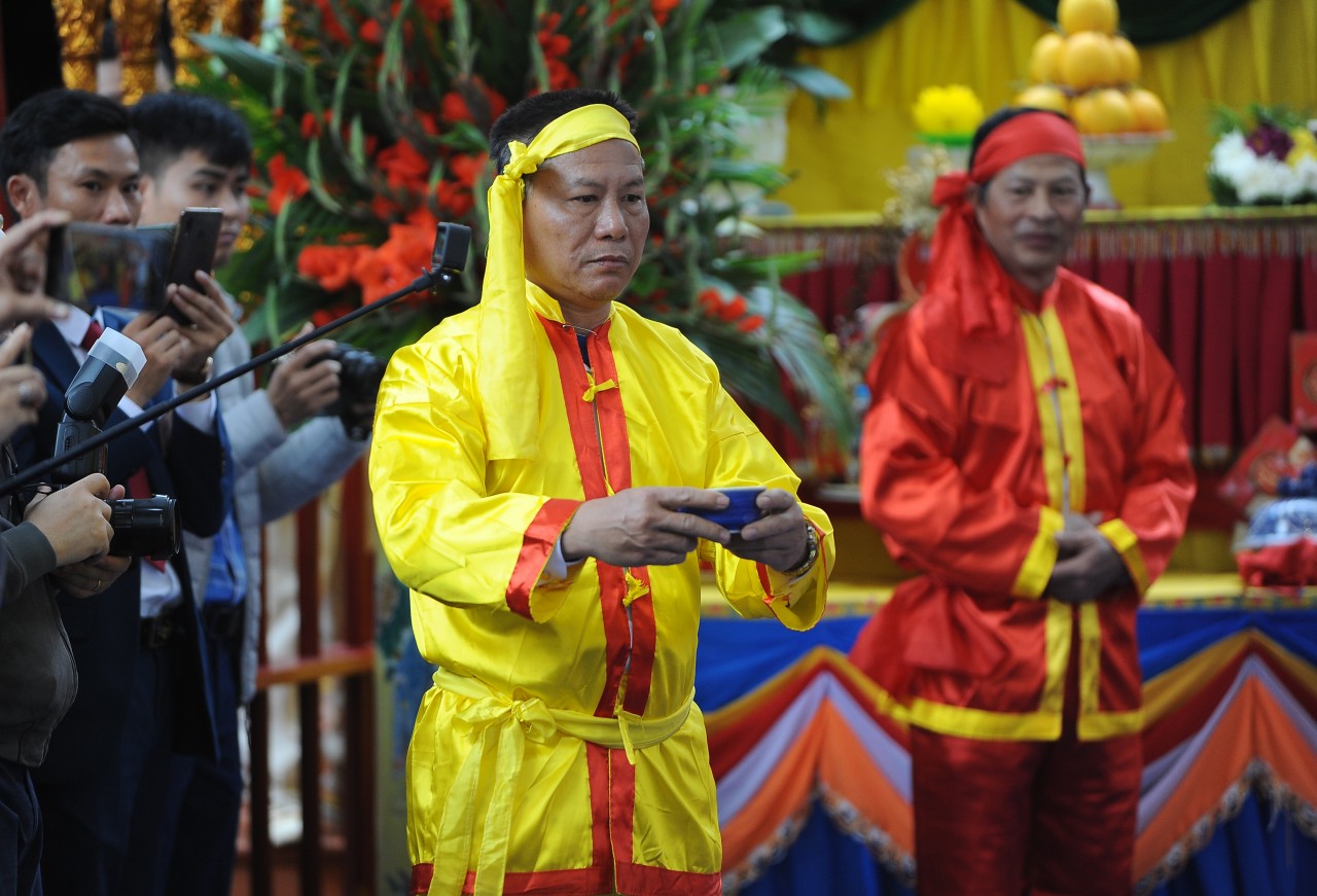 Rượu linh kê được phân phát tới chủ tế cùng những người tham dự để thể hiện sự thống nhất, đoàn kết Rượu linh kê được phân phát tới chủ tế cùng những người tham dự để thể hiện sự thống nhất, đoàn kết