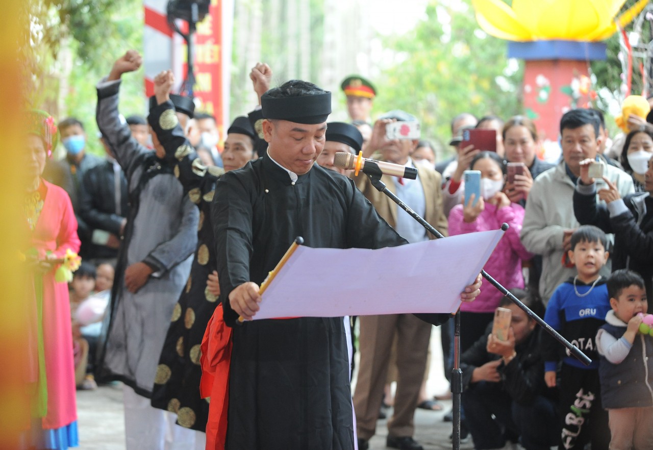 Đại diện hội tư văn đọc lớn những lời hịch văn Minh thề Đại diện hội tư văn đọc lớn những lời hịch văn Minh thề