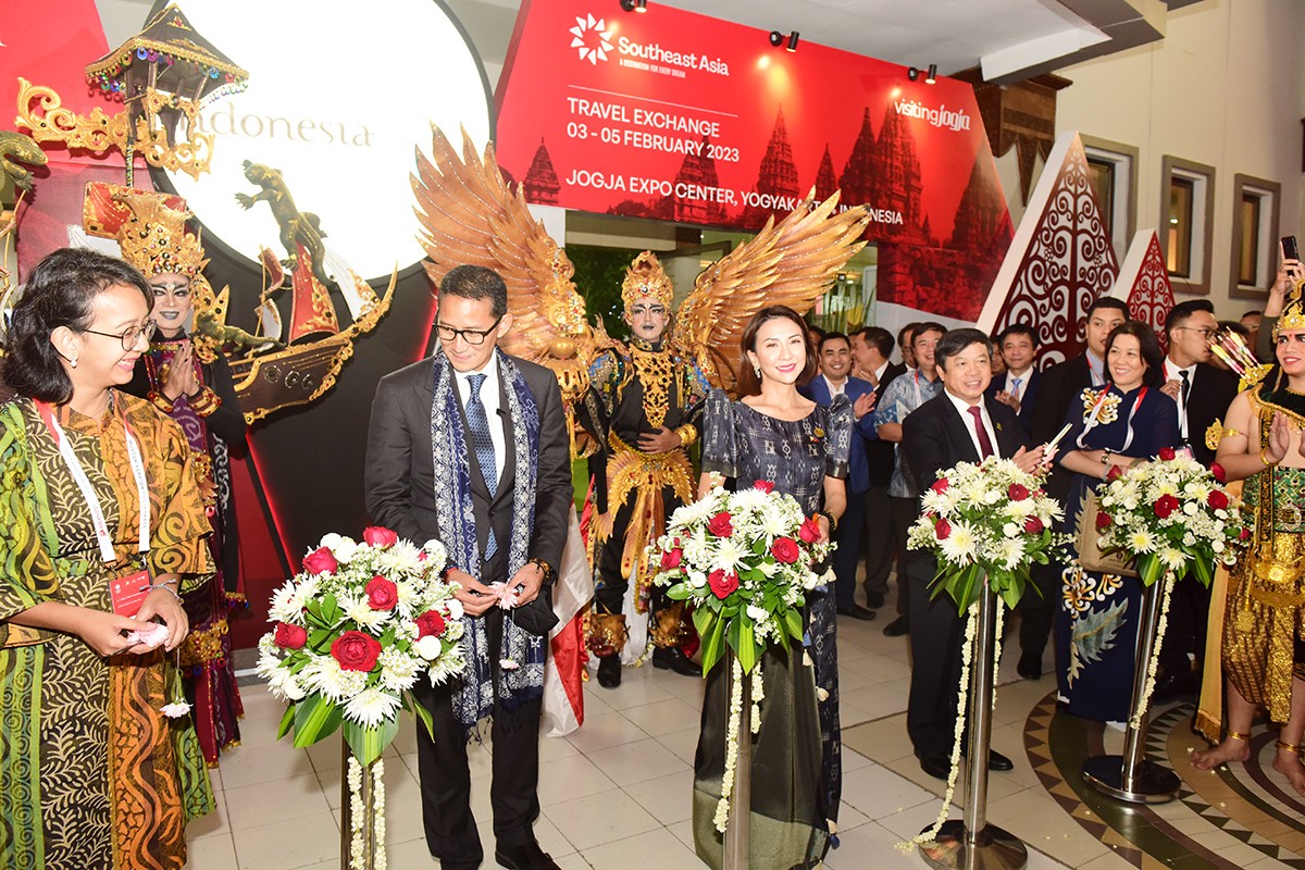 Thứ trưởng Bộ VHTTDL Việt Nam, Bộ trưởng Bộ Du lịch và Kinh tế sáng tạo Indonesia, Bộ trưởng Bộ Du lịch Philippines cắt băng khai mạc Hội chợ Du lịch quốc tế TRAVEX. (Ảnh: Thứ trưởng Bộ VHTTDL Việt Nam, Bộ trưởng Bộ Du lịch và Kinh tế sáng tạo Indonesia, Bộ trưởng Bộ Du lịch Philippines cắt băng khai mạc Hội chợ Du lịch quốc tế TRAVEX. (Ảnh: