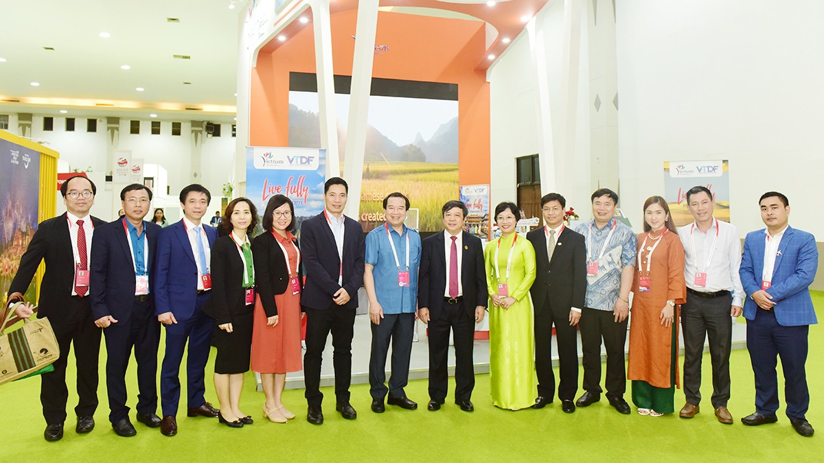 Thứ trưởng Bộ VHTTDL Đoàn Văn Việt cùng Phó Tổng cục trưởng Tổng cục Du lịch Hà Văn Siêu thăm gian hàng du lịch Việt Nam. Thứ trưởng Bộ VHTTDL Đoàn Văn Việt cùng Phó Tổng cục trưởng Tổng cục Du lịch Hà Văn Siêu thăm gian hàng du lịch Việt Nam.