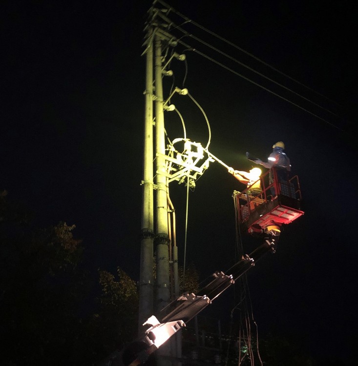 Công ty Điện lực Điện Biên khẩn trương khắc phục sự cố lưới điện do mưa đá, giông lốc Công ty Điện lực Điện Biên khẩn trương khắc phục sự cố lưới điện do mưa đá, giông lốc