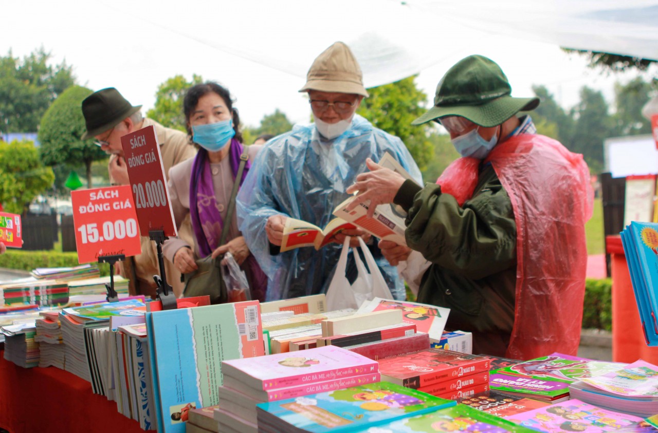 Đội mưa đến với Ngày thơ quy mô nhất từ trước tới nay Đội mưa đến với Ngày thơ quy mô nhất từ trước tới nay