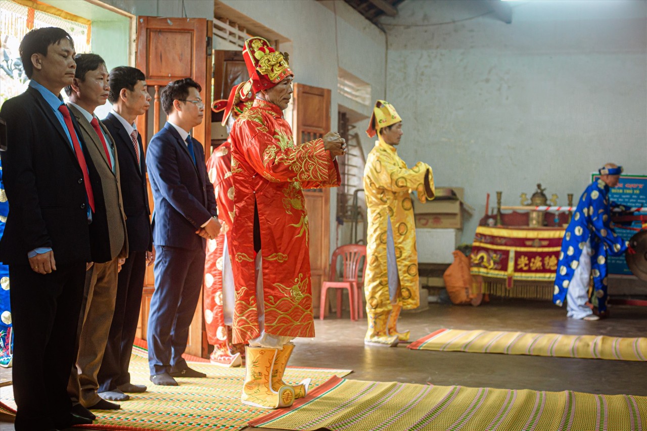 Các bậc cao niên làm lễ tại miếu Linh Ngư. Ảnh: Đức Tuấn Các bậc cao niên làm lễ tại miếu Linh Ngư. Ảnh: Đức Tuấn