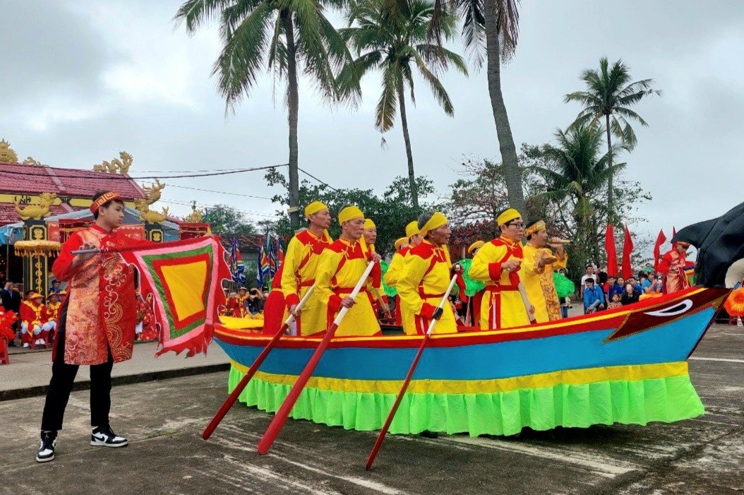Nghi lễ hò chèo cạn trong lễ Cầu ngư. Ảnh: Đức Tuấn Nghi lễ hò chèo cạn trong lễ Cầu ngư. Ảnh: Đức Tuấn