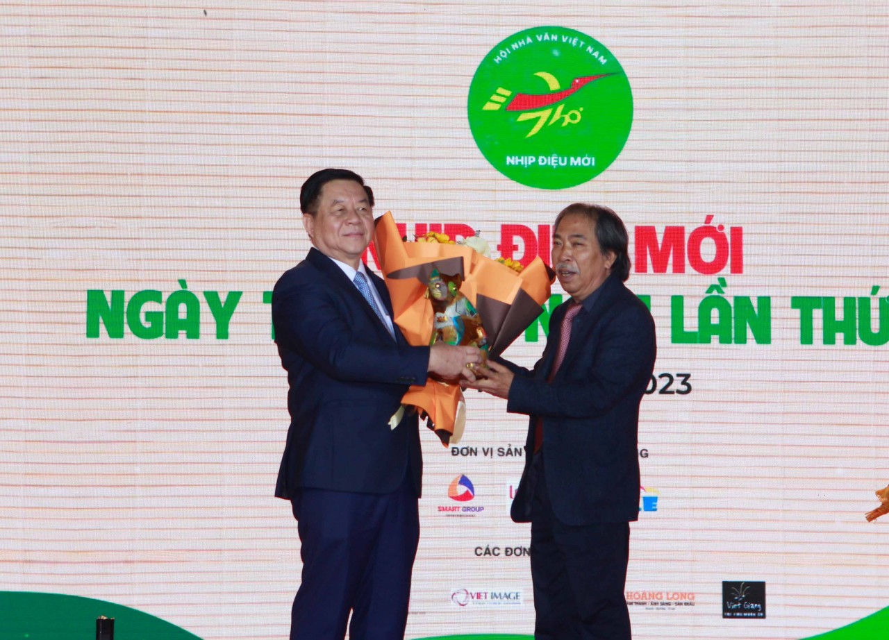 Mỗi tác phẩm thơ phải là một đại sứ trên lĩnh vực văn học nghệ thuật Mỗi tác phẩm thơ phải là một đại sứ trên lĩnh vực văn học nghệ thuật
