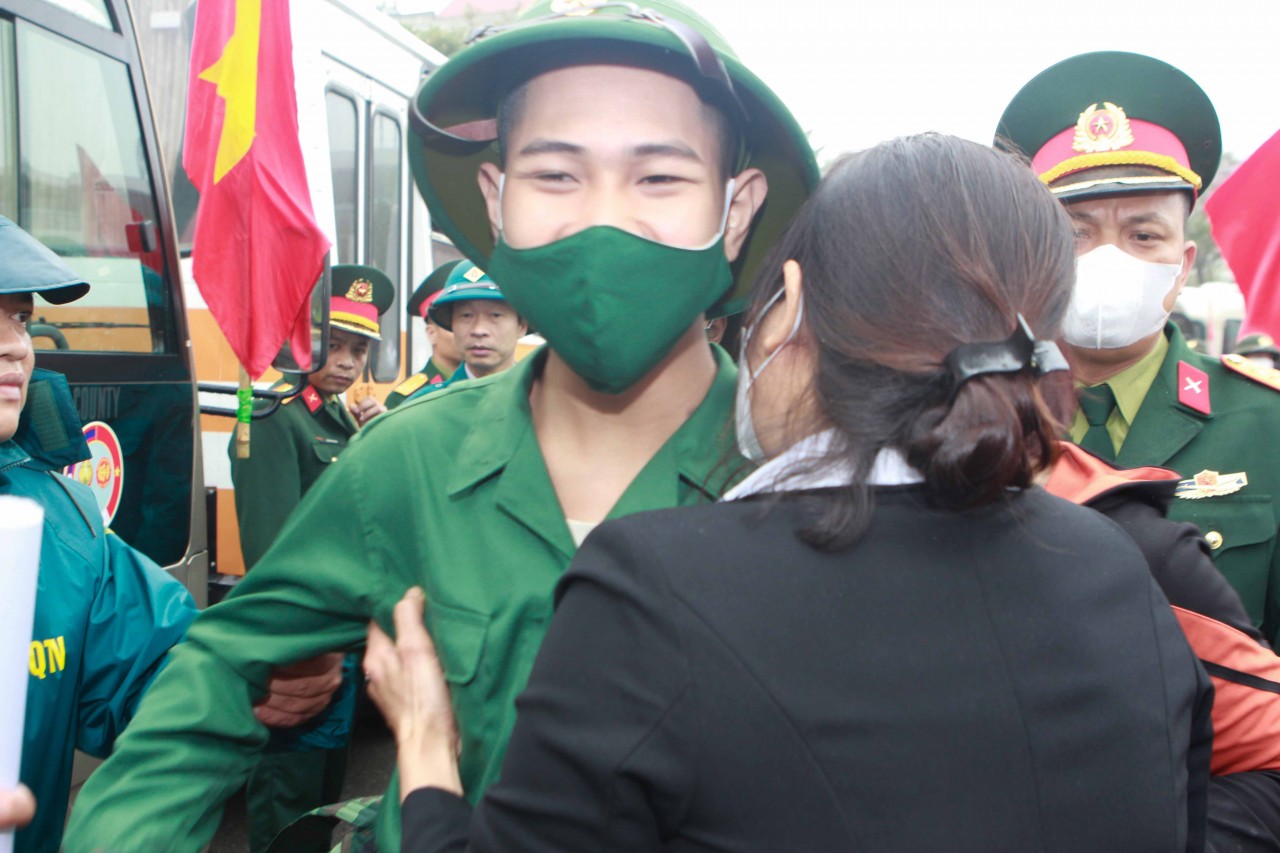 Hà Nội: Xúc động lễ tiễn tân binh lên đường nhập ngũ Hà Nội: Xúc động lễ tiễn tân binh lên đường nhập ngũ