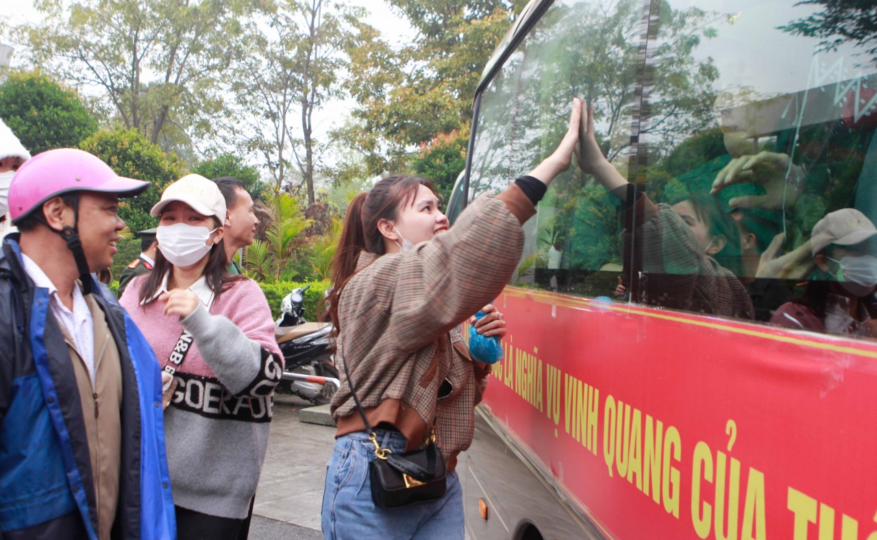 Hà Nội: Xúc động lễ tiễn tân binh lên đường nhập ngũ Hà Nội: Xúc động lễ tiễn tân binh lên đường nhập ngũ