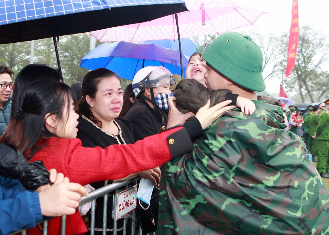 Hà Nội: Xúc động lễ tiễn tân binh lên đường nhập ngũ Hà Nội: Xúc động lễ tiễn tân binh lên đường nhập ngũ