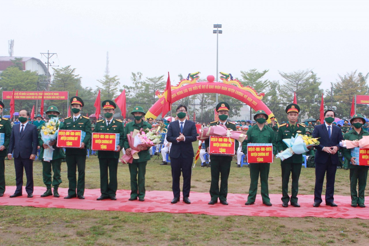 Hà Nội: Xúc động lễ tiễn tân binh lên đường nhập ngũ Hà Nội: Xúc động lễ tiễn tân binh lên đường nhập ngũ