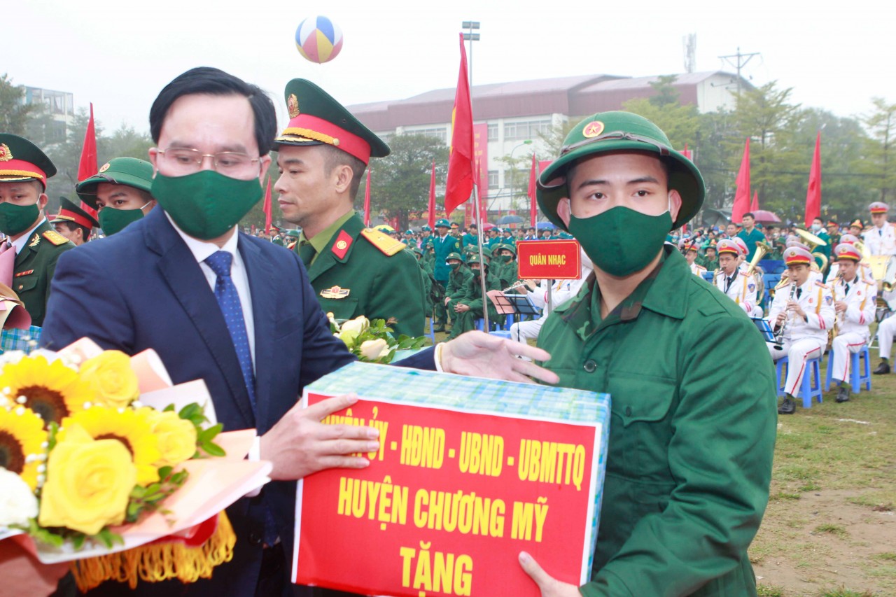 Hà Nội: Xúc động lễ tiễn tân binh lên đường nhập ngũ Hà Nội: Xúc động lễ tiễn tân binh lên đường nhập ngũ