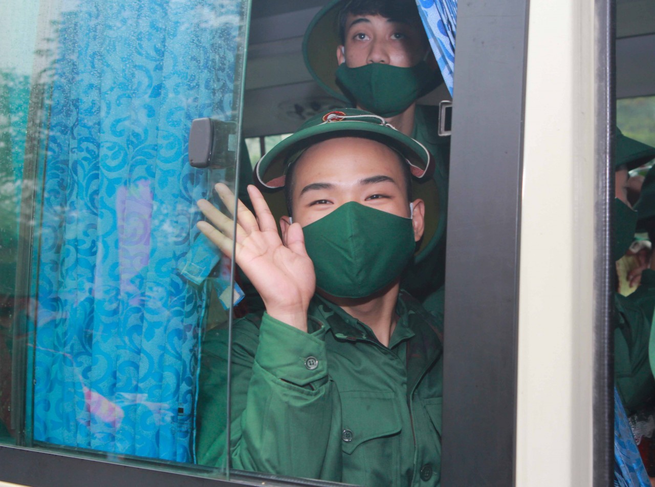 Hà Nội: Xúc động lễ tiễn tân binh lên đường nhập ngũ Hà Nội: Xúc động lễ tiễn tân binh lên đường nhập ngũ