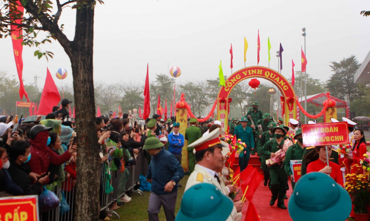 Hà Nội: Xúc động lễ tiễn tân binh lên đường nhập ngũ Hà Nội: Xúc động lễ tiễn tân binh lên đường nhập ngũ