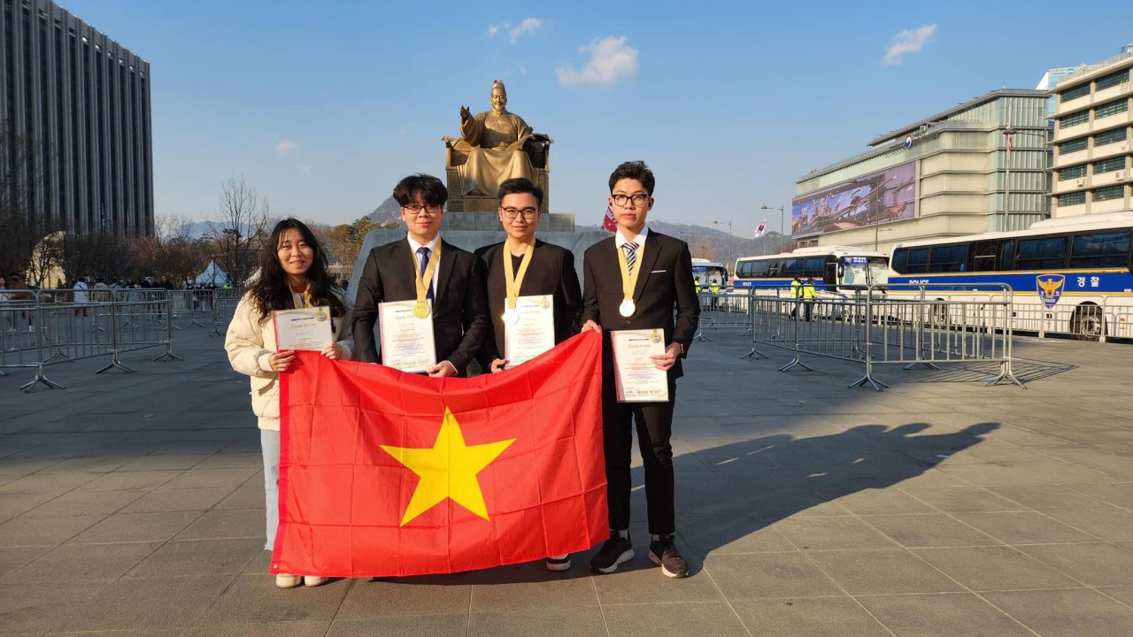 4 học sinh Trường THPT chuyên Lê Hồng Phong tham dự Cuộc thi Olympic Phát minh và Sáng tạo Thế giới WICO năm 2023 tại Hàn Quốc (Ảnh: Trường THPT chuyên Lê Hồng Phong - Tỉnh Nam Định). 4 học sinh Trường THPT chuyên Lê Hồng Phong tham dự Cuộc thi Olympic Phát minh và Sáng tạo Thế giới WICO năm 2023 tại Hàn Quốc (Ảnh: Trường THPT chuyên Lê Hồng Phong - Tỉnh Nam Định).