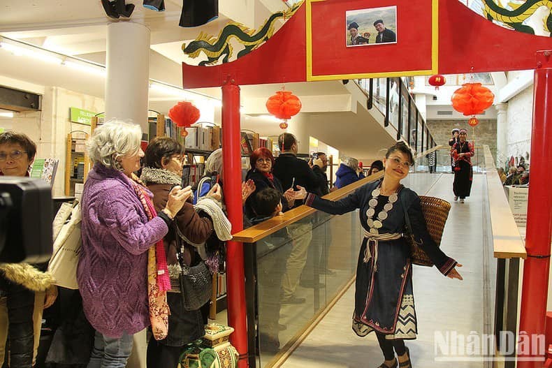 the fashion show of Vietnamese ethnic minorities organized by the Vietnam 17 Association at the City Multimedia Library. Source: NDO the fashion show of Vietnamese ethnic minorities organized by the Vietnam 17 Association at the City Multimedia Library. Source: NDO