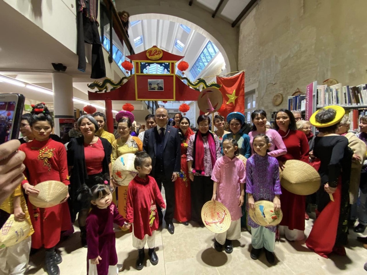 Show of Vietnamese ethnic minority costumes as part of the Vietnamese Cultural Day in Saintes. Show of Vietnamese ethnic minority costumes as part of the Vietnamese Cultural Day in Saintes.