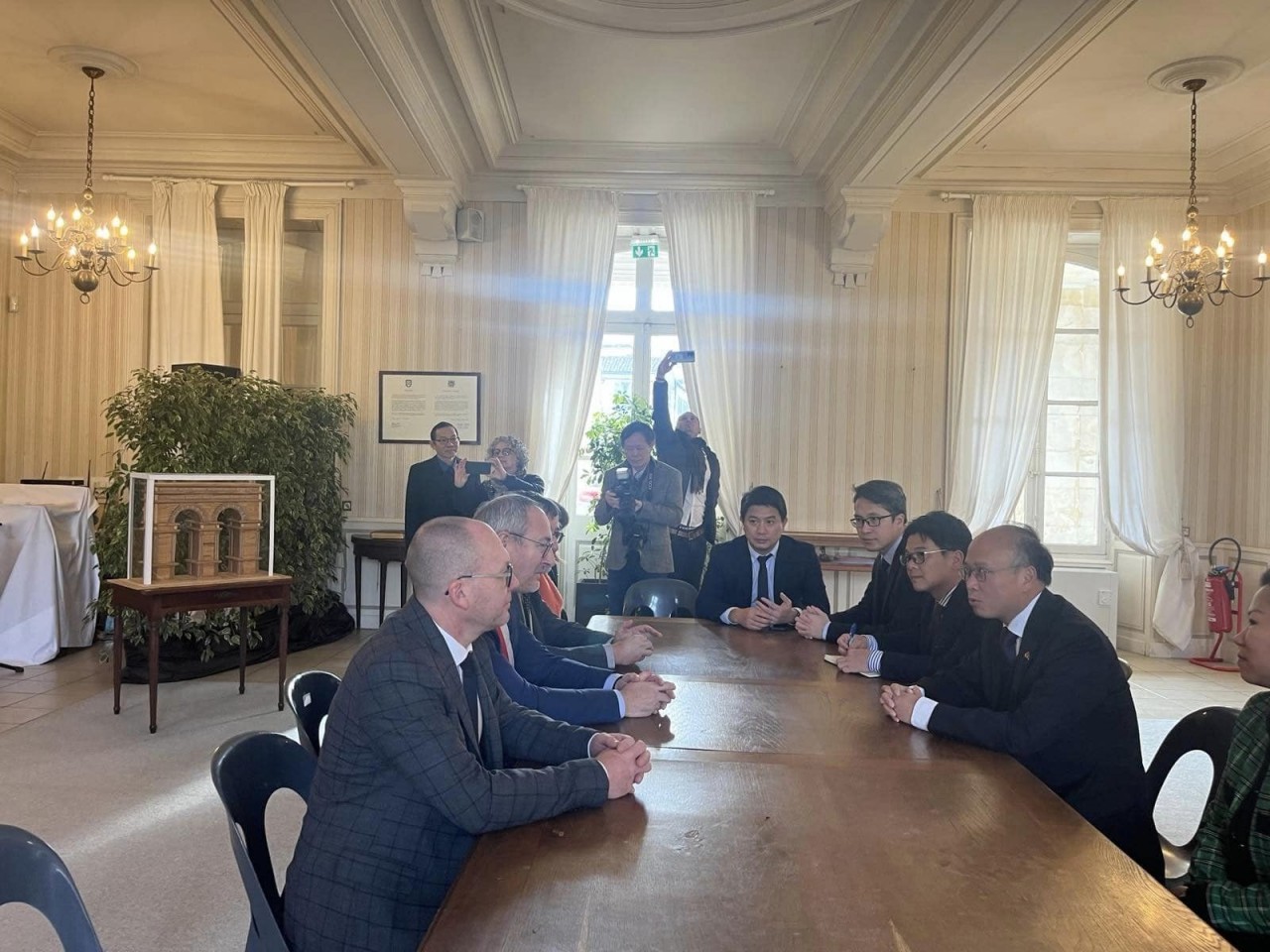 At the meeting with Mr. Bruno Drapron, Mayor of Saintes City, representatives of the Nouvelle-Aquitaine Region, the Farmers' Union and Saintes Chamber of Commerce and Industry, the delegation and the city government discussed the potential for cooperation and connection. between Vietnam and Vietnamese localities with Saintes and its vicinity. At the meeting with Mr. Bruno Drapron, Mayor of Saintes City, representatives of the Nouvelle-Aquitaine Region, the Farmers' Union and Saintes Chamber of Commerce and Industry, the delegation and the city government discussed the potential for cooperation and connection. between Vietnam and Vietnamese localities with Saintes and its vicinity.