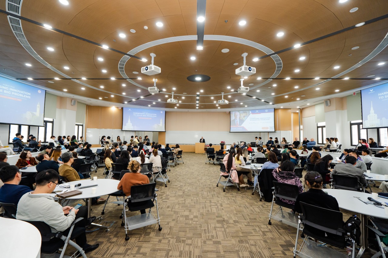 Hiệu trưởng ĐH Cornell: Đại học phải mang đến lợi ích cho cộng đồng | Giáo dục | Vietnam+ (VietnamPlus) Hiệu trưởng ĐH Cornell: Đại học phải mang đến lợi ích cho cộng đồng | Giáo dục | Vietnam+ (VietnamPlus)
