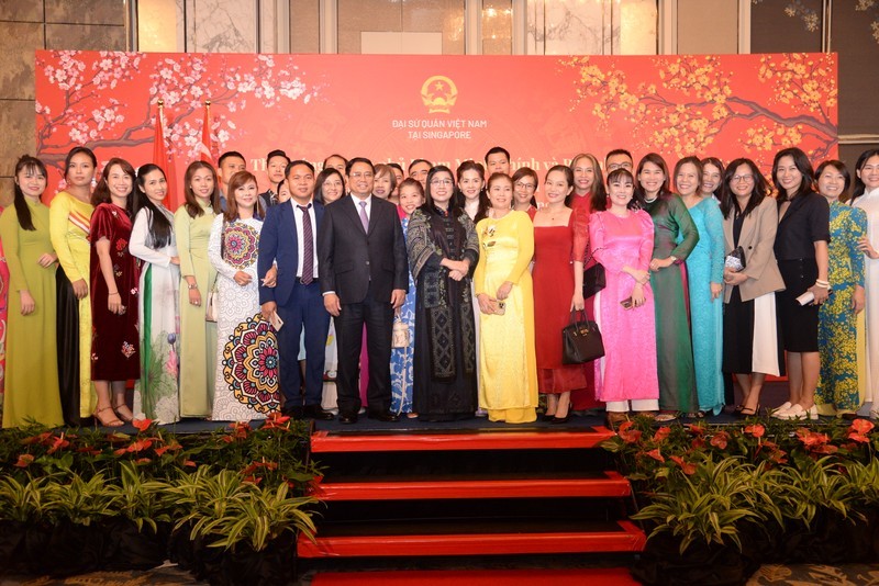 Thủ tướng gặp gỡ bà con cộng đồng người Việt Nam tại Singapore Thủ tướng gặp gỡ bà con cộng đồng người Việt Nam tại Singapore