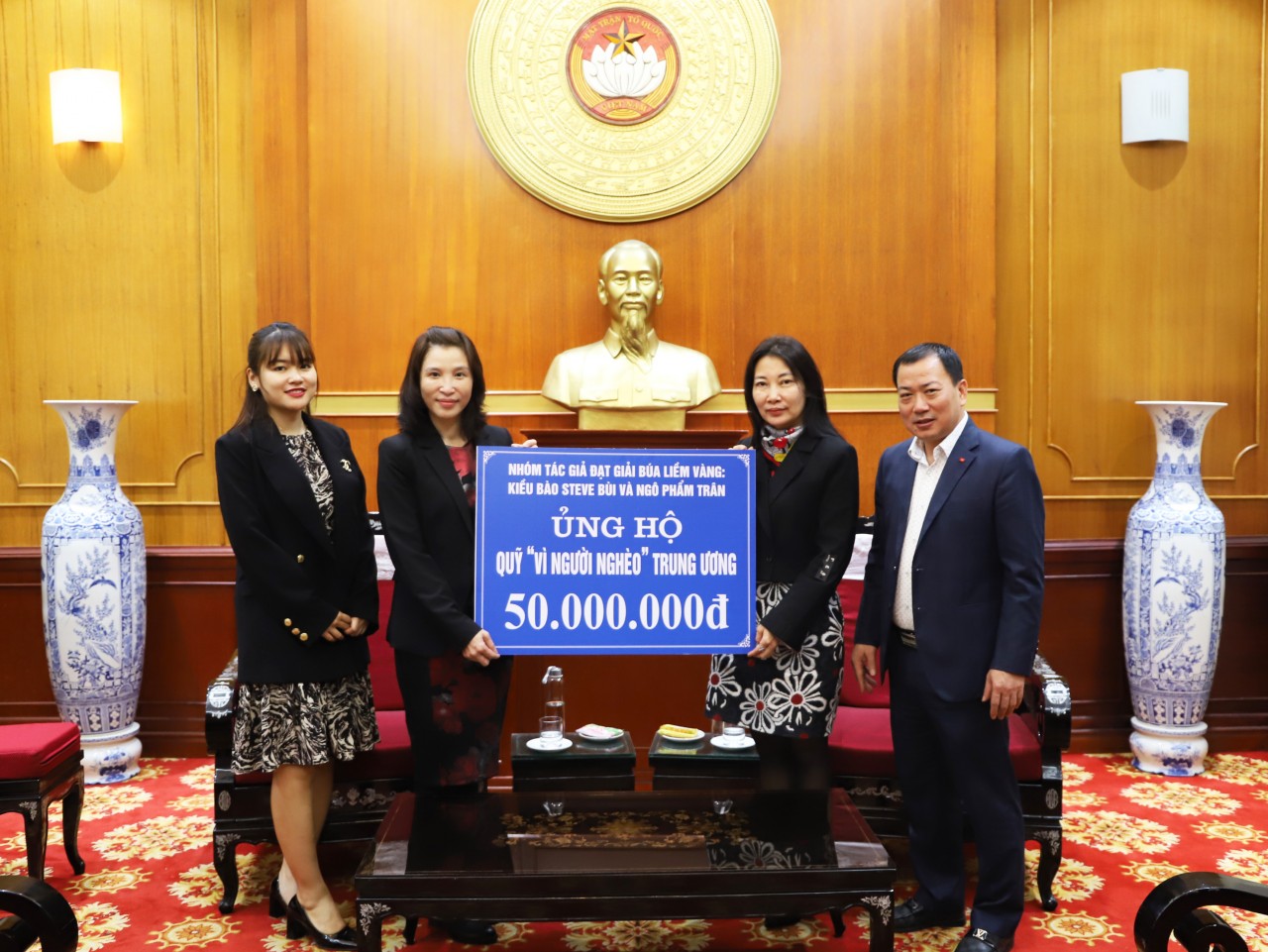Nhóm kiều bào đạt Giải Búa liềm vàng ủng hộ 50 triệu đồng cho người nghèo Nhóm kiều bào đạt Giải Búa liềm vàng ủng hộ 50 triệu đồng cho người nghèo