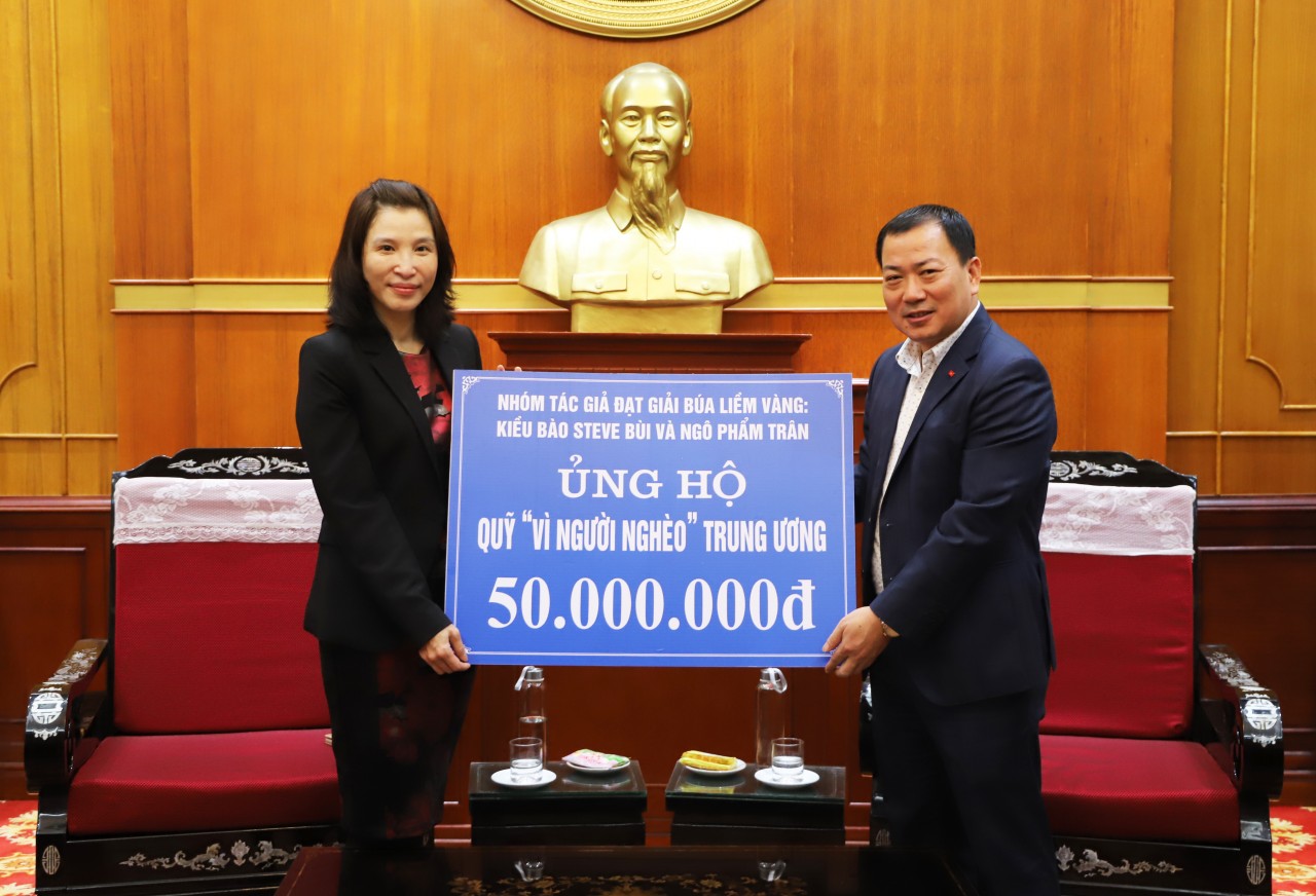 Nhóm kiều bào đạt Giải Búa liềm vàng ủng hộ 50 triệu đồng cho người nghèo Nhóm kiều bào đạt Giải Búa liềm vàng ủng hộ 50 triệu đồng cho người nghèo