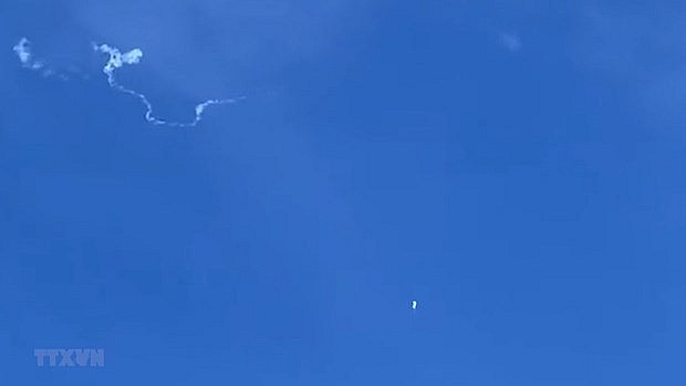 The Chinese balloon falls after being shot down by a US fighter jet off the coast of Carolina on February 4 afternoon. (Photo: AFP/VNA) The Chinese balloon falls after being shot down by a US fighter jet off the coast of Carolina on February 4 afternoon. (Photo: AFP/VNA)
