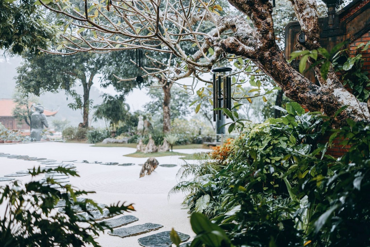 Ngay trước khu Tổ đường, 12 vòng tròn được vẽ trên nền sỏi tượng trưng cho 12 nhân duyên của con người. Sỏi trắng mang ý nghĩa của sự thiền định Ngay trước khu Tổ đường, 12 vòng tròn được vẽ trên nền sỏi tượng trưng cho 12 nhân duyên của con người. Sỏi trắng mang ý nghĩa của sự thiền định