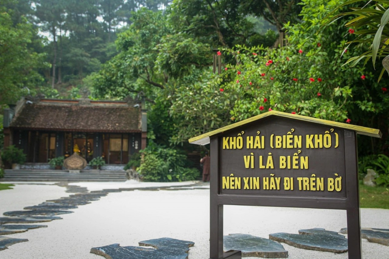 Khách thăm quan bất ngờ với những bãi sỏi trắng được trải đều ở khuân viên thay vì lát gạch đỏ Khách thăm quan bất ngờ với những bãi sỏi trắng được trải đều ở khuân viên thay vì lát gạch đỏ
