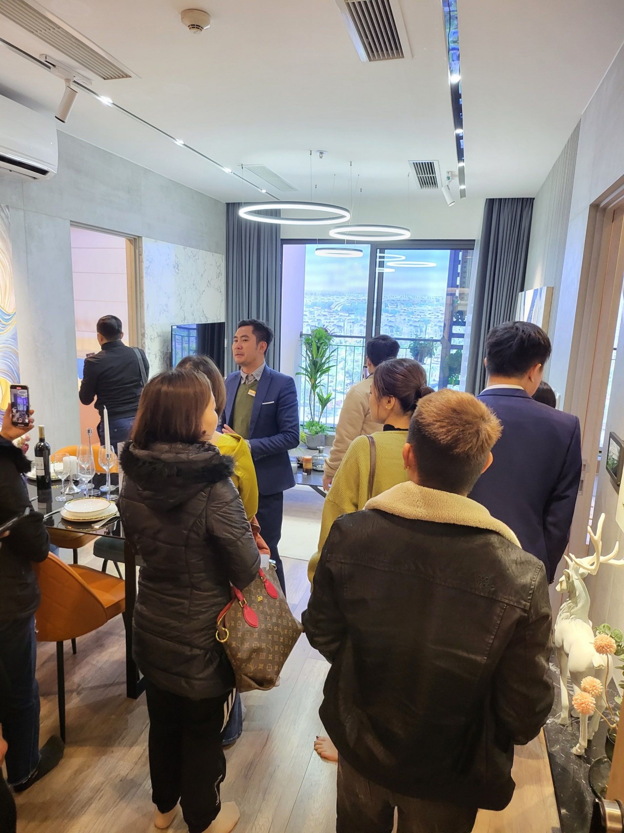 Pavilion Premium đón tiếp lượng khách tham quan nhà mẫu gia tăng đáng kể trong tháng 1/2023. Pavilion Premium đón tiếp lượng khách tham quan nhà mẫu gia tăng đáng kể trong tháng 1/2023.