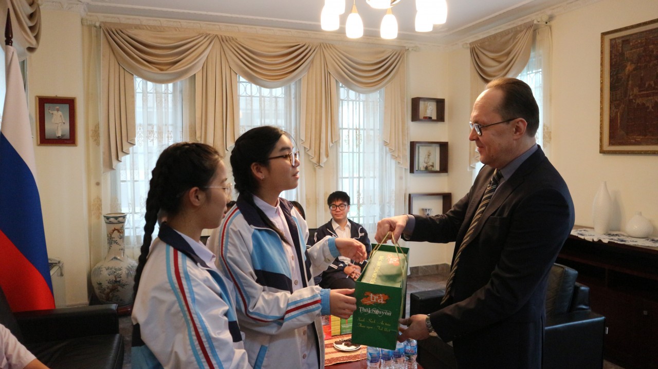 Đại sứ Gennady Bezdetko gặp mặt học sinh các trường chuyên Việt Nam có giảng dạy tiếng Nga Đại sứ Gennady Bezdetko gặp mặt học sinh các trường chuyên Việt Nam có giảng dạy tiếng Nga