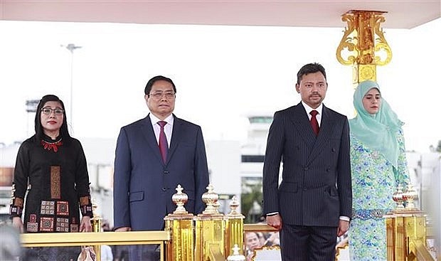Prime Minister Pham Minh Chinh (L) and Crown Prince of Brunei Al-Muhtadee Billah at the welcoming ceremony (Photo: VNA) Prime Minister Pham Minh Chinh (L) and Crown Prince of Brunei Al-Muhtadee Billah at the welcoming ceremony (Photo: VNA)
