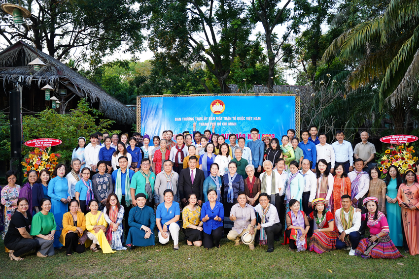 48 sinh viên Lào, Campuchia đang học tập tại TP.HCM được các gia đình Việt đỡ đầu trong năm 2022 48 sinh viên Lào, Campuchia đang học tập tại TP.HCM được các gia đình Việt đỡ đầu trong năm 2022