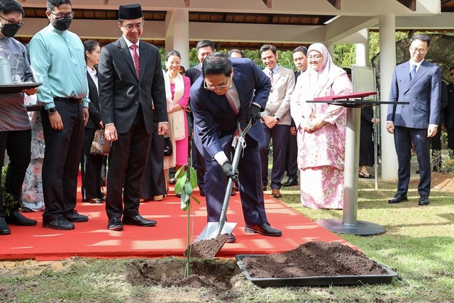 Thủ tướng thăm Đại học Quốc gia và lớp học tiếng Việt tại Brunei Thủ tướng thăm Đại học Quốc gia và lớp học tiếng Việt tại Brunei